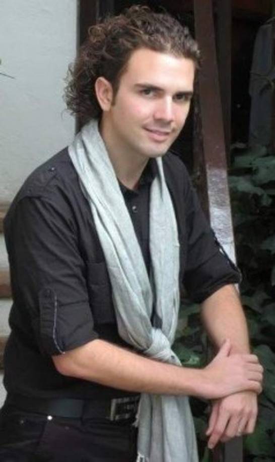 Jas Devael es un joven español a quien Juan Gabriel apadrinó en su carrera como cantante y fue llamado 'El consentido'.