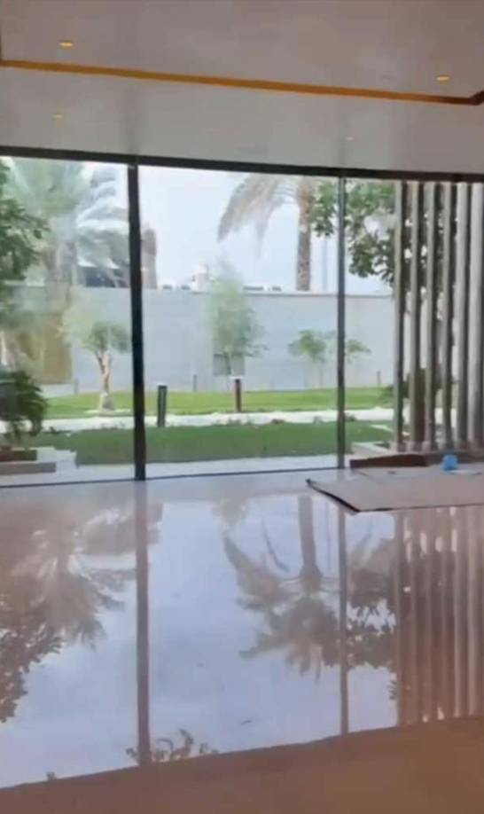 Con enormes ventanales que dan a un increíble jardín, si algo tiene la nueva casa de Cristiano y Georgina en Riad (Arabia Saudí) es luz y espacio.