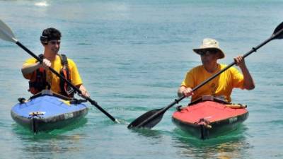 Peter Crowley, derecha, junto a su hijo