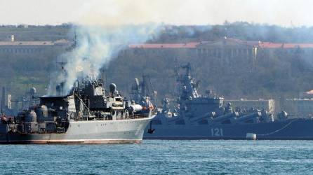 El buque insignia Moskva de la flota rusa en el mar Negro quedó averiado durante la ofensiva contra Ucrania.