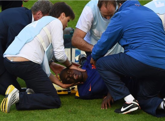 Defensa holandés sufre conmoción cerebral tras caer de cara