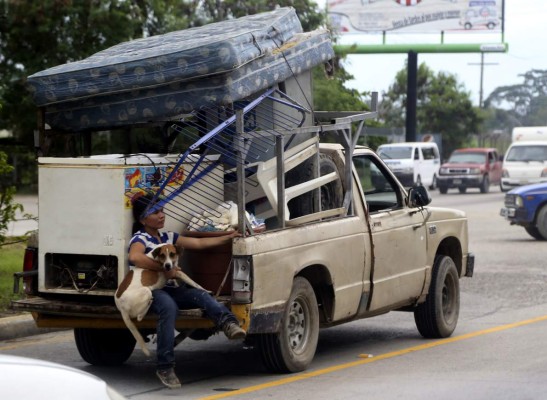 Salen a pedir dinero a carretera de La Lima