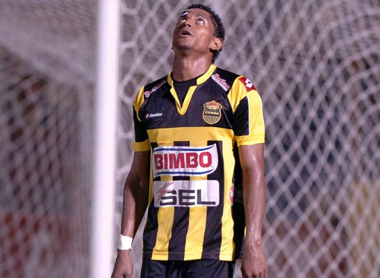 Victoria gana y amenaza con dejar fuera al campeón Real España