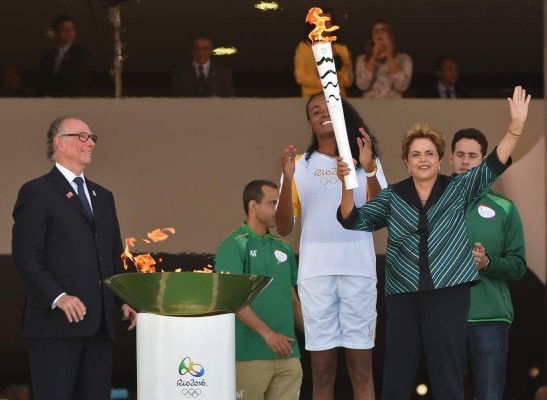 Dilma promete Olimpiadas exitosas pese a crisis política en Brasil