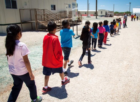 Corte de EUA ordena liberar a niños migrantes detenidos en centros