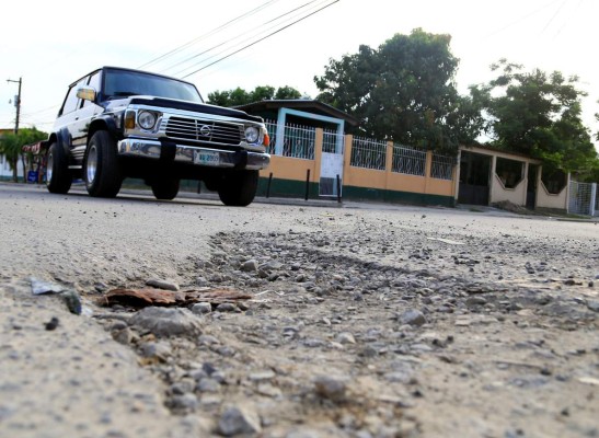 En pésimas condiciones está la calle principal de la colonia Santa Clara