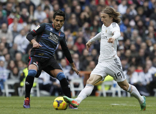 Real Madrid gana al Granada y se acuesta líder de la Liga española