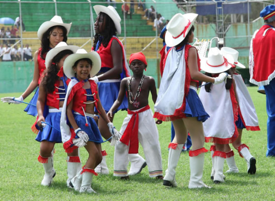 Colorida fiesta cívica en honor a Honduras