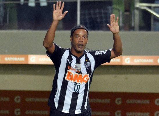 Video: Ronaldinho no pierde su magia