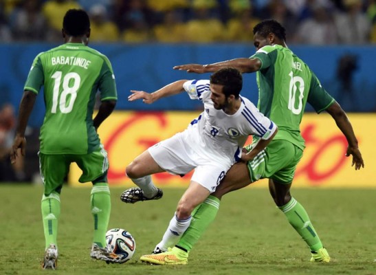 Nigeria se acerca a octavos del Mundial con polémico triunfo sobre Bosnia