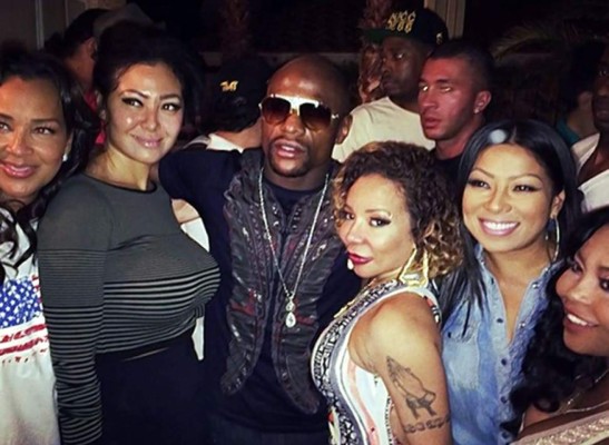 Floyd Mayweather se relaja viendo chicas bailando con poca ropa