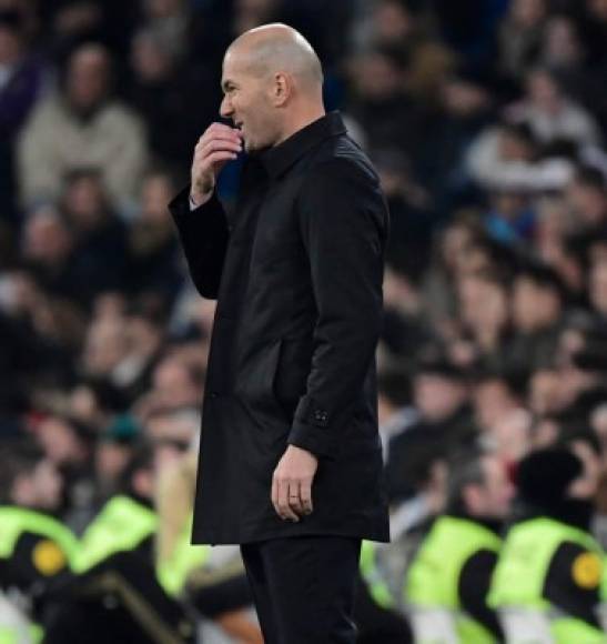 Zinedine Zidane, incrédulo a lo que ocurrió en el campo del Bernabéu.