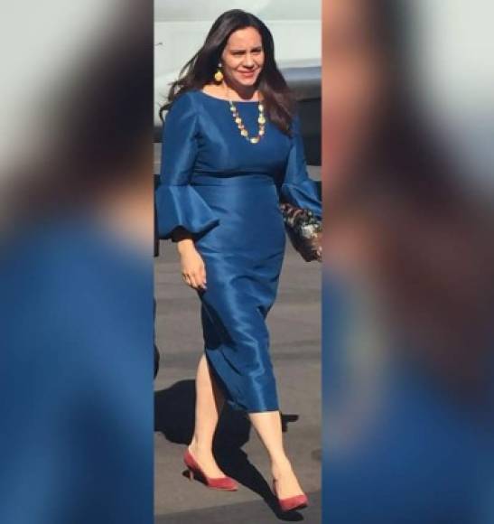 La primera dama Ana de Hernández optó por lucir un vestido de color azul marino que hace juego a la perfección con joyería dorada y zapatos color vino suave de tacón medio. Fotos cortesía Twitter Juan Orlando H.