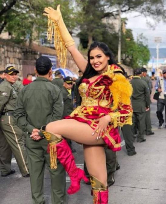 Alejandra Rubio se robó las miradas en los desfiles de Tegucigalpa, la presentadora de Qué Hubo Tv se inspiró en el traje de la hermosa palillona de Danlí Daniela Villafranca.