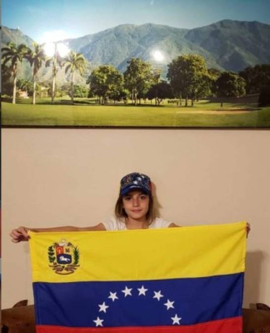 Desde que ocurrió la tragedia, Maya vive con sus abuelos maternos en EEUU, sin embargo, siempre tiene presente su país, Venezuela.