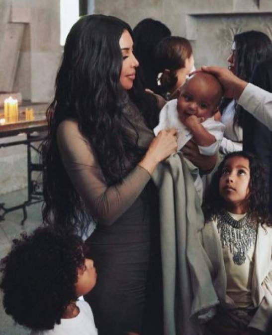 Como una prueba de su fe Kim Kardashian se bautizó en octubre junto a sus hijos Saint, Chicago y Psalm en un iglesia apostólica en Armenia. La mayor, North, ya había sido bautizada en una iglesia armenia en Jerusalem en 2015.<br/>