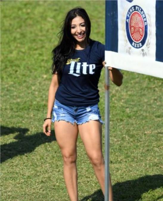 Otra hermosa chica que se paseó por el césped del estadio Yankel Rosenthal.