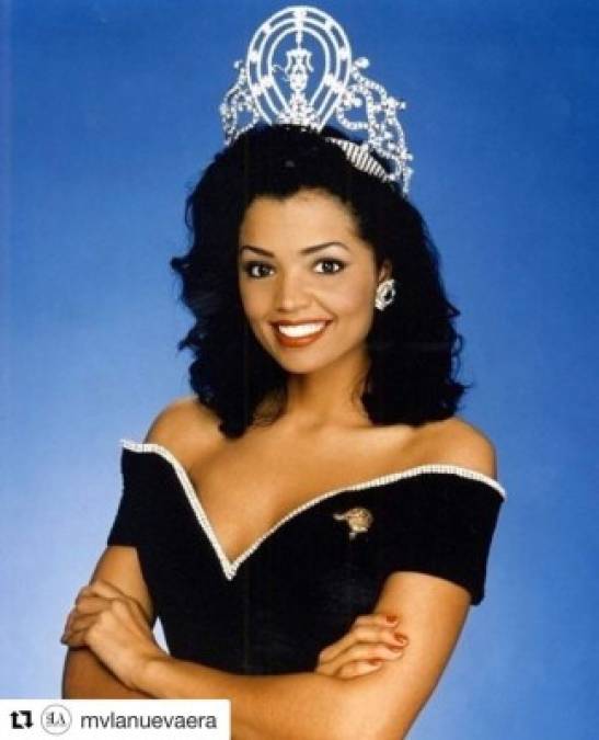 Chelsi Smith - USA (Miss Universo 1995)<br/><br/>Ella fue una bella representante de la belleza afrodescendiente, la primera mujer negra de EEUU en ganar esta corona, murió en 2018 debido a un cáncer hepático.