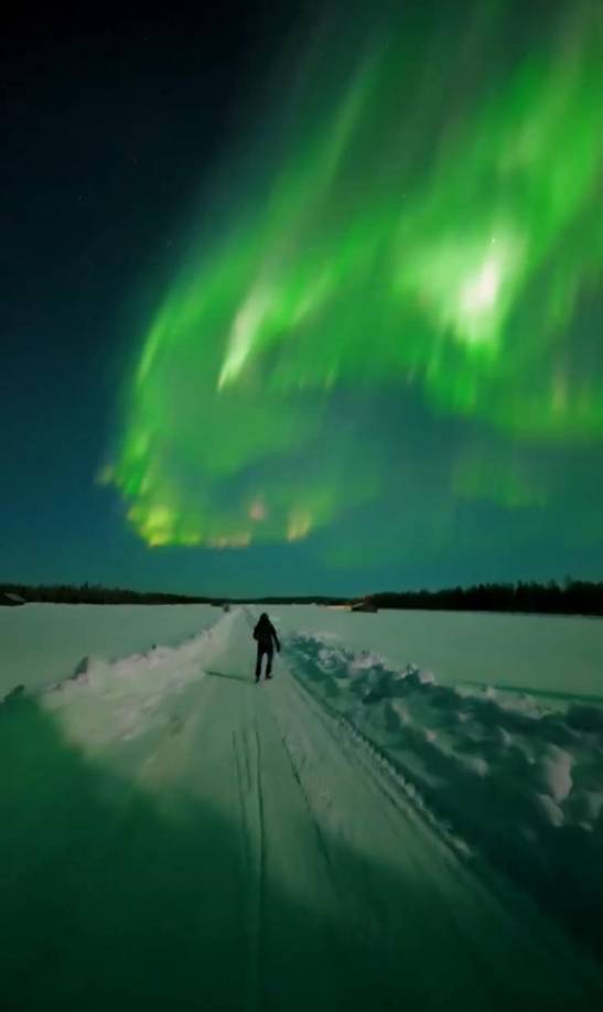 Hampton, profesor asociado de investigación del Instituto Geofísico de la Universidad de Alaska Fairbanks, expresó que esto cambia y fluctúa todo el tiempo, dependiendo de la fuerza del viento solar, una corriente de partículas cargadas procedentes de la atmósfera del sol que puede verse reforzada por las tormentas, las auroras boreales.