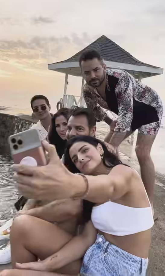 En un encuentro con los medios de comunicación, el comediante dijo que no cree salir vivo de una reunión con sus exparejas, quienes son las madres de sus hijos, Aislinn Derbez, Vadhir Derbez y José Eduardo Derbez. “No creo salir vivo de una cosa así”, se expresó el actor. 