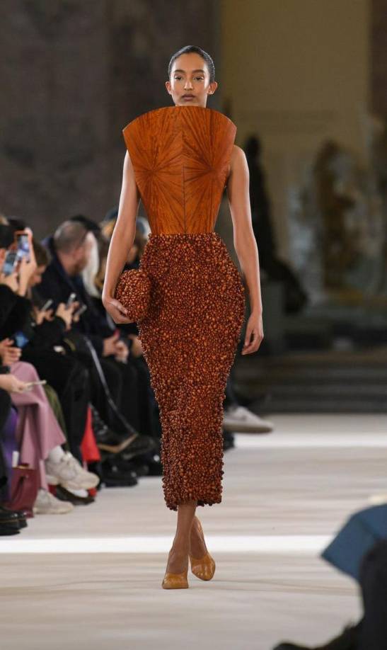 <b>Lo mismo ocurre con los adornos que componen una falda, que parecen lentejuelas y son piezas de madera. El terciopelo cambia de color según la luz con la que se mire, como si fueran las alas de una mariposa.</b>