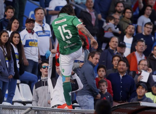 Video: Futbolista se volvió loco y agredió a un aficionado