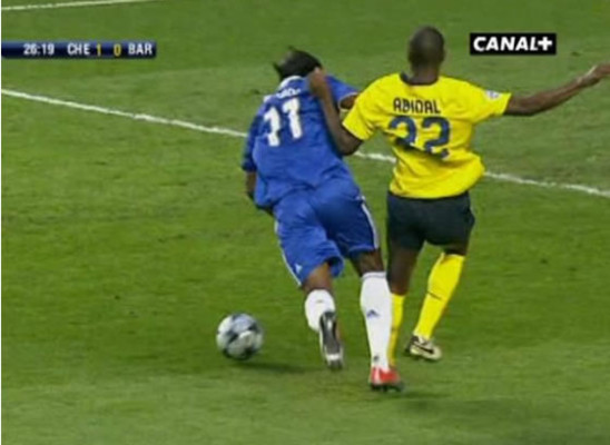 Árbitro del Chelsea-Barça recibe amenazas de muerte