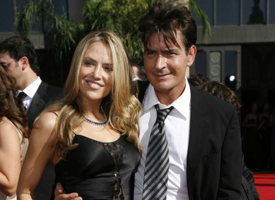 Charlie Sheen acusa a su ex Brooke Mueller de matar a feto
