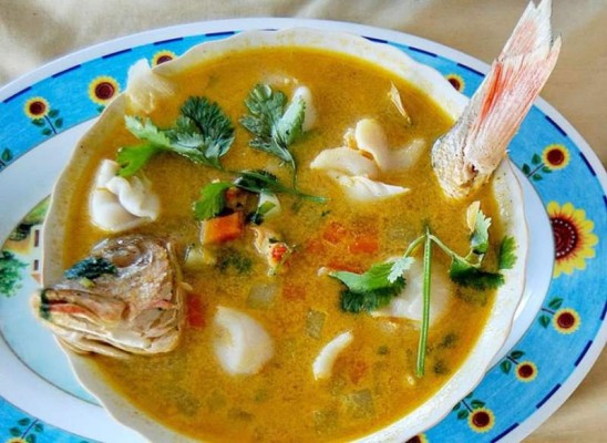 Sopa de pescadoIngredientes:- 2 libras de pescado- 1 lata de leche de coco- Cebollas- Ajo, sal, pimienta- Culantro- 2 chiles verdes- 2 libras de yuca- Guineo verde- Plátano camuliánPreparación:1. Poner a hervir agua en una olla.2. Al estar hirviendo, echarle la leche de coco.3. Freír el pescado.4. Tener previamente cortados todos los ingredientes.5. Al tener lista la leche de coco poner a hervir sin dejar de mover.6. Ir añadiendo poco a poco los ingredientes. Al estar todos en la olla seguir moviendo la sopa.7. Al tener textura y cuando la yuca esté en su punto, echar el pescado frito.8. Al siguiente hervor bajar la sopa.9. Servir inmediatamente.