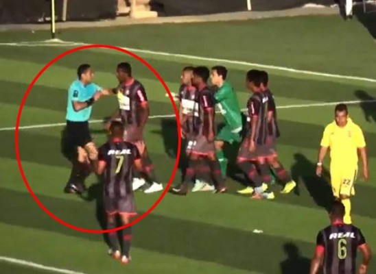Video: Futbolista agrede con puñetazo a árbitro
