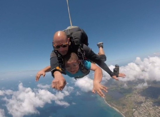 Video: Intrépido hondureño de ocho años saltó de un paracaídas