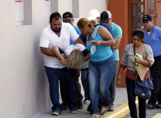 Policía continúa investigación de masacre frente a karaoke