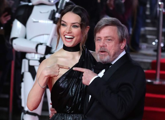 British actress Daisy Ridley (L) and US actor Mark Hamill (R) pose on the red carpet for the European Premiere of Star Wars: The Last Jedi at the Royal Albert Hall in London on December 12, 2017. / AFP PHOTO / Daniel LEAL-OLIVAS