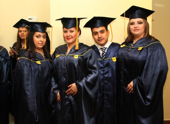 Aplausos por los graduados de la Universidad de San Pedro Sula