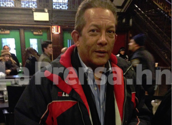 Cantante hondureño Moisés Canelo vota en New York