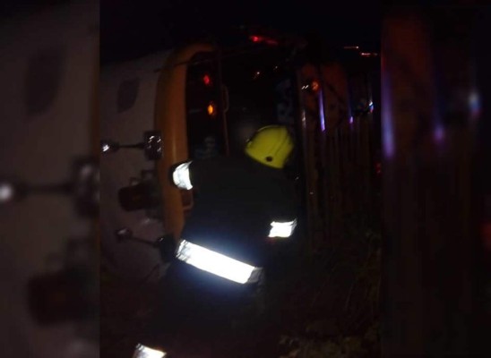 Al parecer el conductor perdió el control de la unidad y se fue por un precipicio.