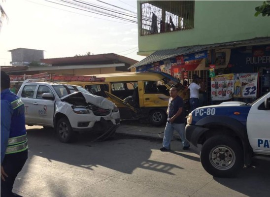 San Pedro Sula: Cuatro heridos deja choque entre autobús y un vehículo