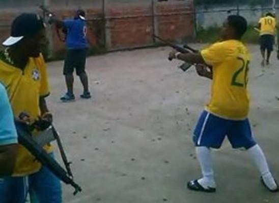 Video: En favelas de Brasil celebran los goles disparando con AK-47