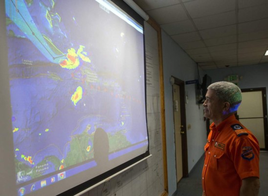 Tormenta Bonnie se debilita frente a las Carolinas