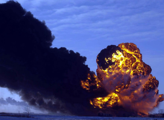 Piden evacuar un pueblo de EUA por explosión tras colisionar dos trenes