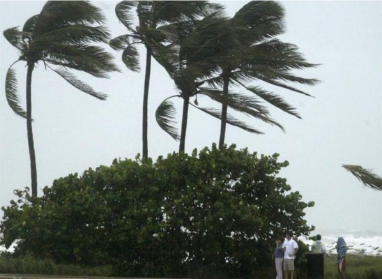 La tormenta tropical Fiona se debilita en medio del Atlántico