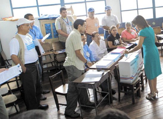 Alegres y en caravanas los Ticos esperaron resultados