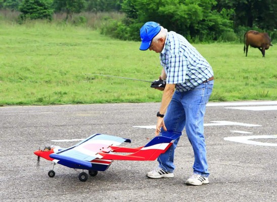 La práctica del aeromodelismo tiene reglas y procedimientos como los que hay en un aeropuerto real.