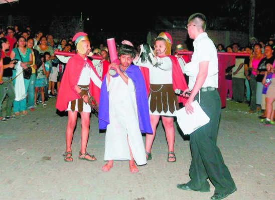 Niños capitalinos recuerdan la pasión de Cristo