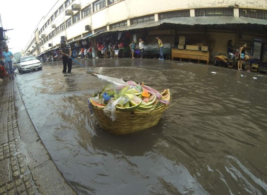 Lluvia de 30 minutos inunda los mercados de Comayagüela