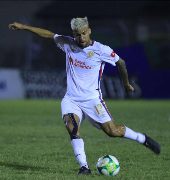 Gabriel Araújo - El brasileño confirmó que Pedro Troglio cuenta con él para la próxima temporada del Olimpia y renovará su contrato. “Sí, mi situación contractual se terminó, pero voy a renovar, voy a seguir con mi carrera en Olimpia, vamos a seguir de blanco por un año más”, remarcó el lateral zurdo. “Yo tengo muchas ofertas desde Brasil, pero siempre el primer lugar es Olimpia porque yo estoy aquí, me quedo aquí”, añadió.