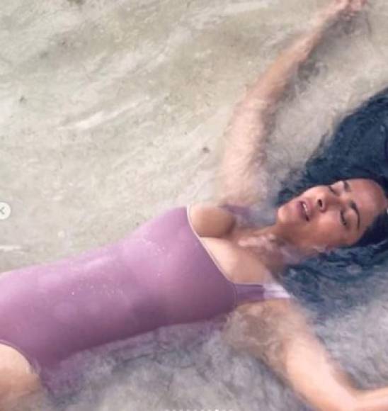 No es la primera vez que la mexicana causa furor con sus fotos, a mediados del mes pasado se mostró disfrutando de la playa.