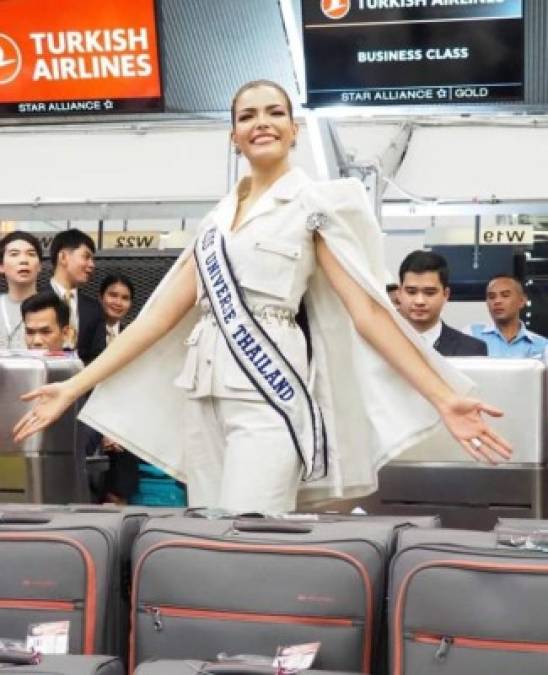 El pasado viernes Miss Tailandia Universo 2019 partió de su país con destino a EEUU donde se realizará el Miss Universo el ocho de diciembre, cargada de unas 10 maletas y mucha alegría fue despedida como una diva o actriz de cine.