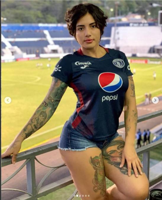 Aileen es una joven destacada que ha decidido sobresalir también con su espectacular físico, es adicta al gym y una fanática a los tatuajes.