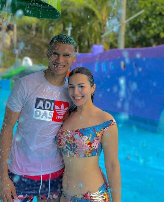 El mediocampista Kervin Arriaga compartió unos días de minivacaciones junto a su bella pareja Daniella Zavala.